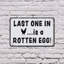 «Last One In Is A Rotten Egg» (paquet de 2) en aluminium 7 po x 10 po