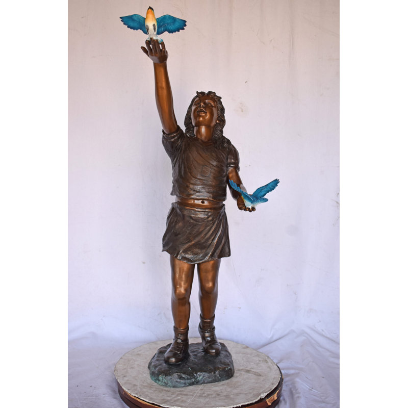 Statue fille en sable avec deux oiseaux bleus - sculpture de haute qualité coulée à la main, L 25 po x l 23 po x H 41 po