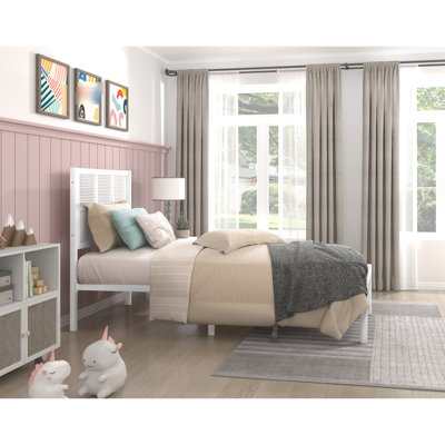 Lit simple en métal blanc avec tête de lit en fausse canne pour cadre de chambre douillet