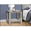 Élégante table d'appoint en bois gris industriel, parfaite pour le salon et la chambre à coucher avec rangement à deux niveaux et utilisation polyvalente.