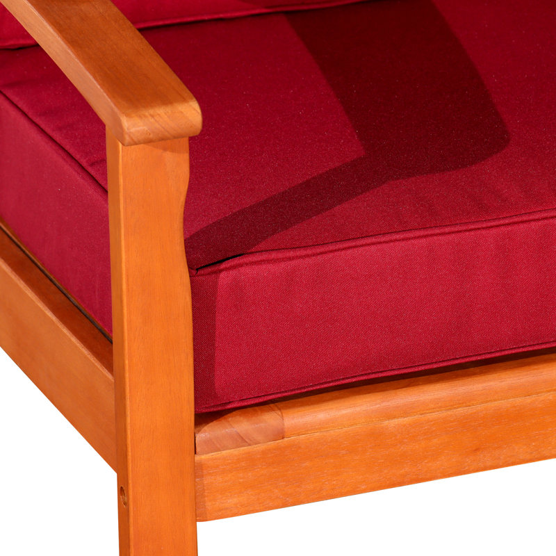 Chaise en eucalyptus naturel traité à l'huile avec coussins moelleux bourgogne pour un confort d'assise profond et élégant
