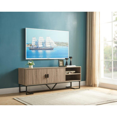 Meuble télé avec deux portes et deux tablettes ouvertes avec pieds en métal et or
