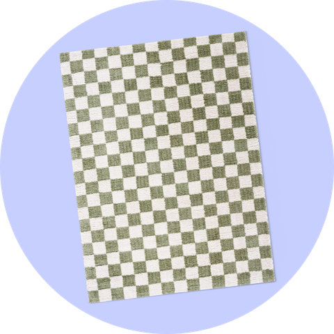 Un tapis rectangulaire avec un motif à carreaux vert et crème, sur un fond violet.