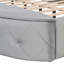 Grand lit plateforme tapissier avec tête de lit à oreilles, grand tiroir et tabourets de rangement latéraux pour les chambres élégantes et fonctionnelles-959276307