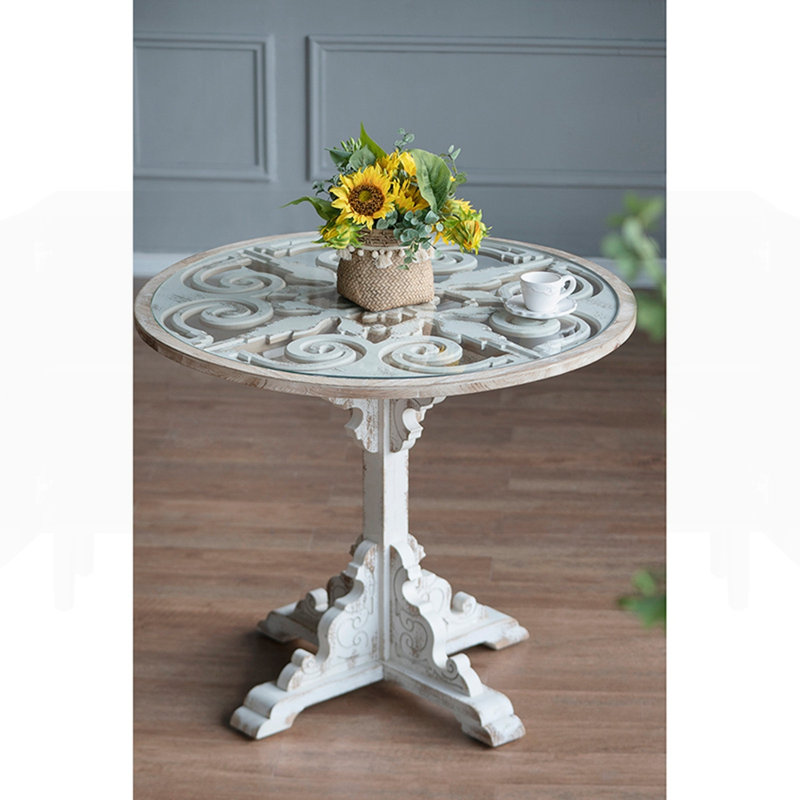 Table ronde en bois sculpté