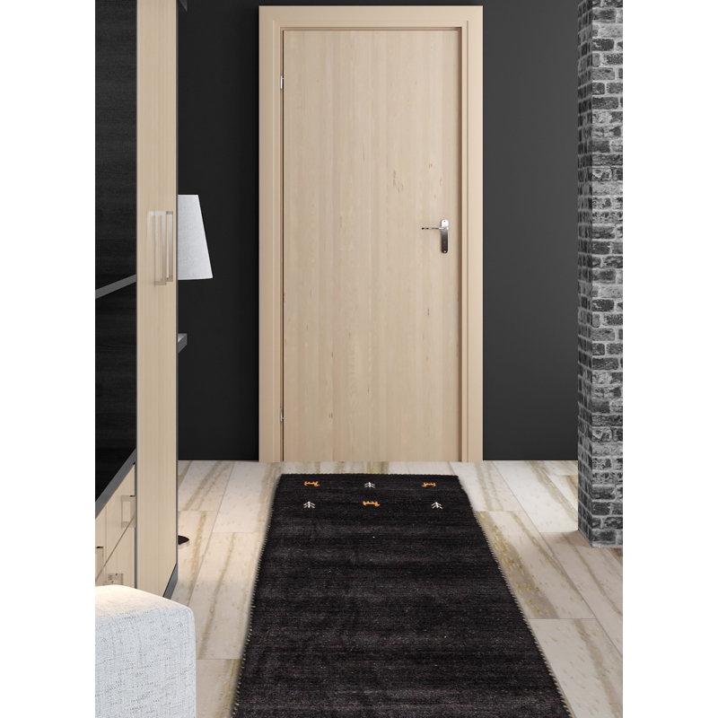 Les tapis Gabbeh sont fabriqués à la main avec des poils très hauts et des motifs très simples et stylisés.