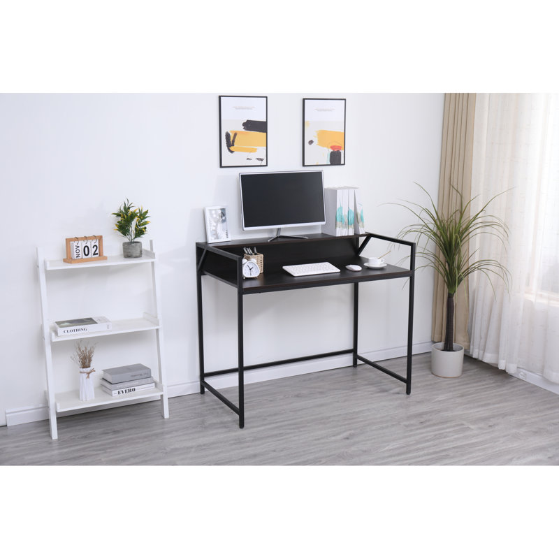 Console noire étroite avec porte d'entrée moderne et petite table de canapé derrière le canapé