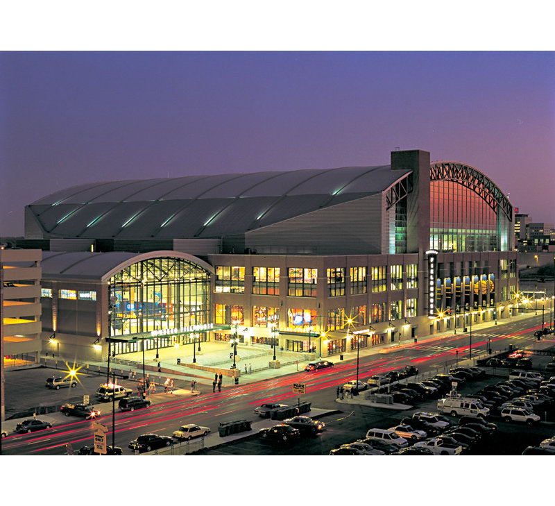 Bankers Life Fieldhouse, H 17 po x l 24 po