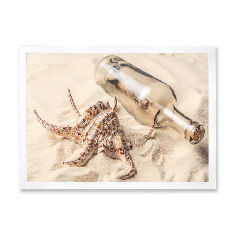 Coquillage et bouteille avec lettre sur la plage de sable - photographie sur toile, H 13,5 po x l 21,5 po, Cadre blanc