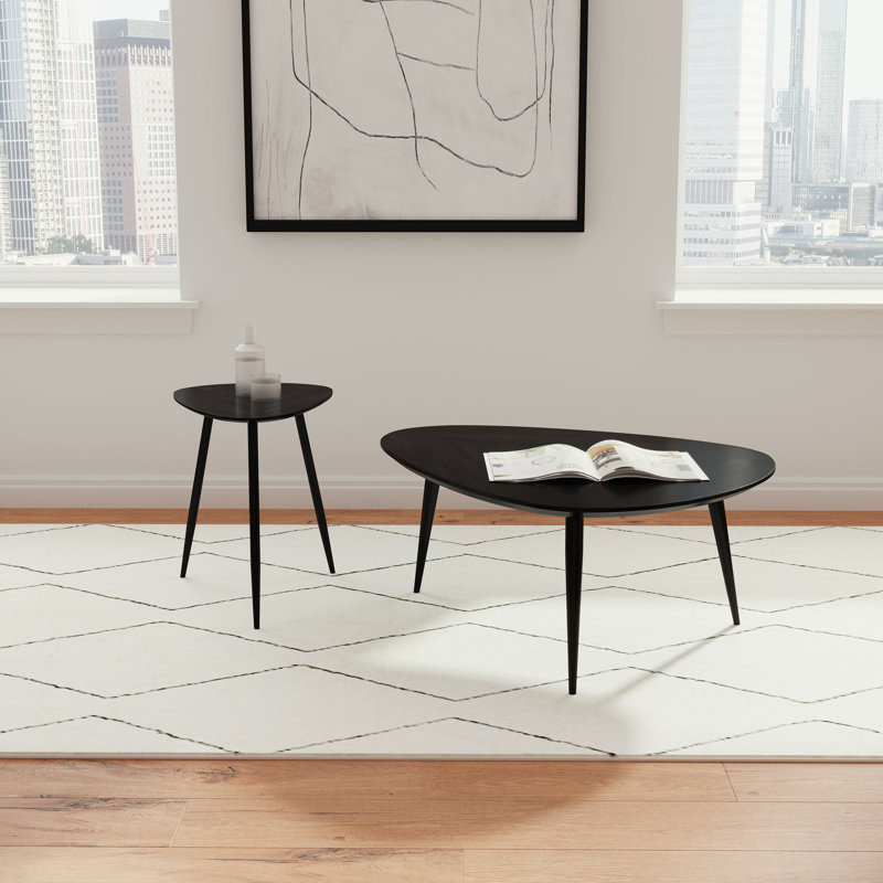 Table d'appoint triangulaire moderne en bois massif noir, coins arrondis, idéale pour les espaces de vie contemporains. Fabriquée en bois de manguier noir, trois pattes évasées, placement idéal.