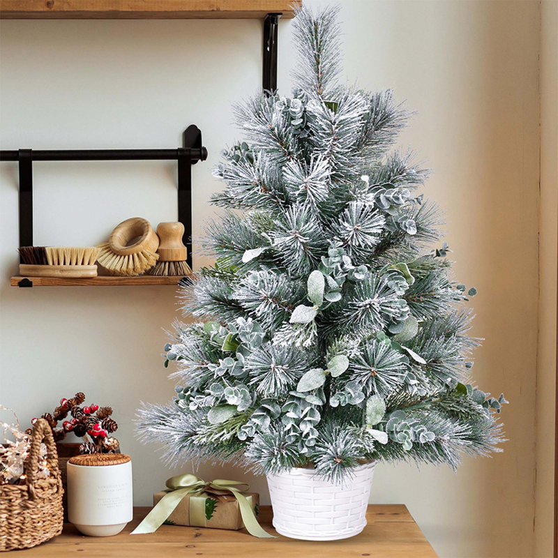 Arbre de Noël de table légèrement floqué avec eucalyptus, aiguilles en pin et base en ciment