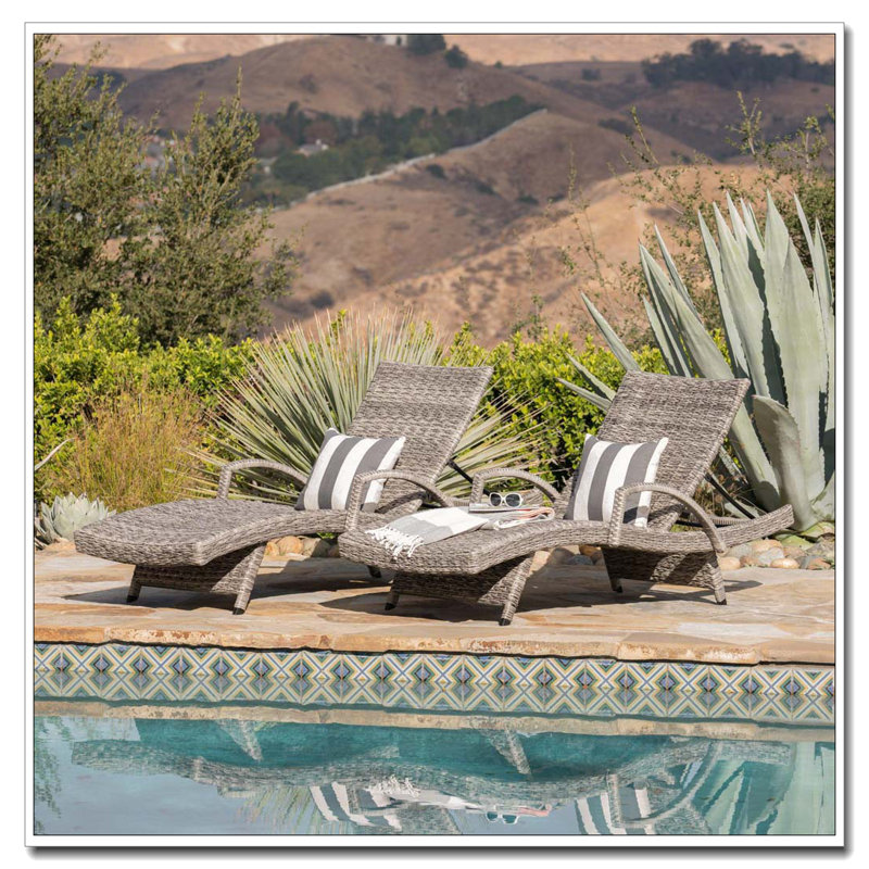 WICKER CHAISE LOUNGE