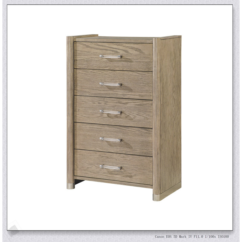 Commode brune Sarai avec tiroirs spacieux et poignées en acrylique, parfaite pour les solutions de rangement modernes