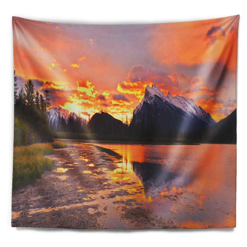Polyester coucher de soleil au-dessus de vermillon lacs tapisserie avec accessoires suspendus inclus, H 78 po x l 92 po