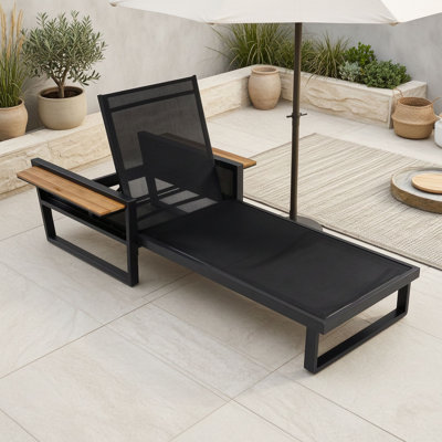 Chaise longue d'extérieur en bois avec dossier réglable et accoudoirs dépliables