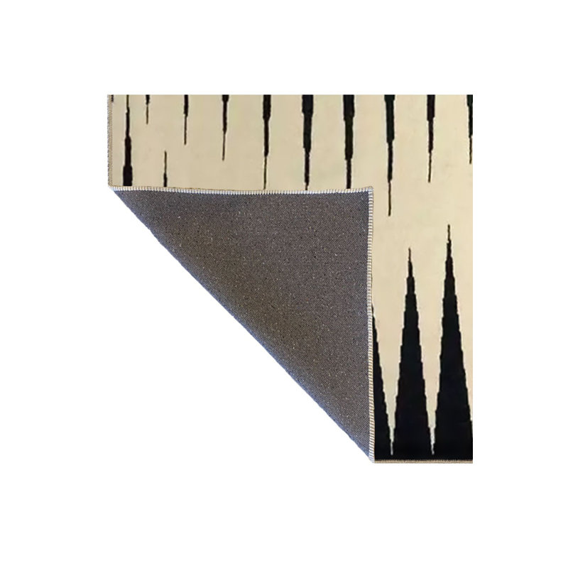 Tapis noir décoratif à motif géométrique triangulaire noir, Sous-tapis carré 4 pi 11 po inclus
