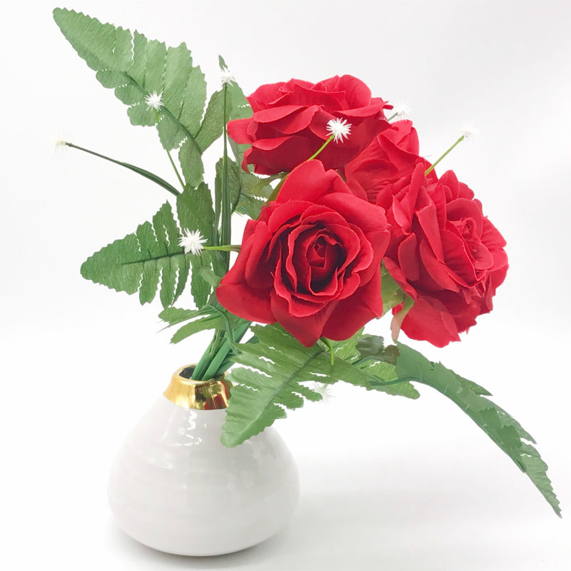 Agencement de fleurs en mélange de rose ouvert artificiel dans un vase