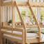 Lit superposé simple au-dessus de grand lit simple avec rangement, garde-corps courbé et tablettes latérales, structure en bois massif, aucun sommier nécessaire, naturel-134275274-134275275
