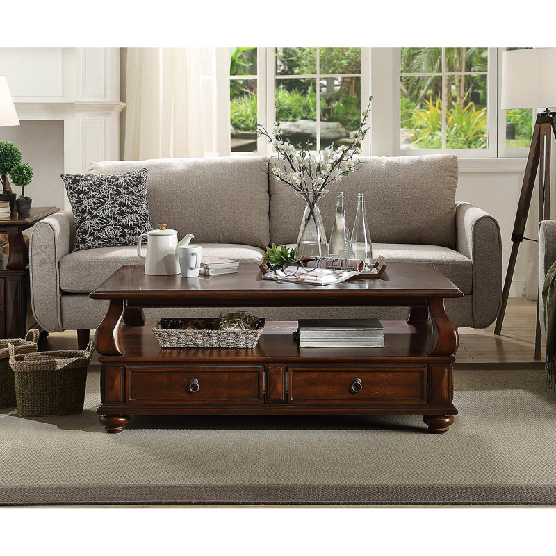 Table basse à finition noyer avec 4 tiroirs fonctionnels et 1 tablette classique pour un salon