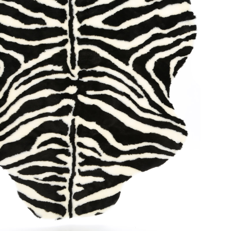 Tapis en fausse fourrure Zebra, Peau 4 pi 7 po x 6 pi 7 po