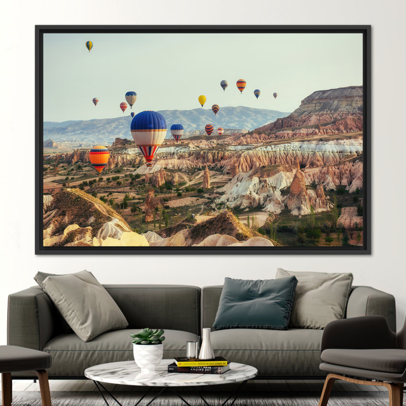 Affiche de voyage turque avec des ballons à air sur Urgup et Goreme, H 41 po x l 94 po, Noir, noir, noir, noir