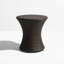 Table d'appoint en forme de sablier avec tissage en rotin