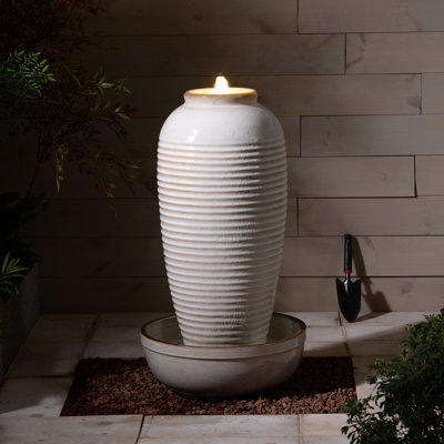 Fontaine ivoire en céramique nervurée dans un vase, fontaine décorative avec lumières DEL et pompe silencieuse, dispositif d'eau intérieur / extérieur pour patio, jardin, terrasse, balcon, bureau et décoration intérieure, conception d'eau en cascade relaxante