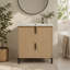 Meuble-lavabo de salle de bain de 76 cm (30 po) avec lavabo en céramique, design cannelé, bois naturel, tiroirs à extension complète avec glissières encastrées à fermeture amortie.