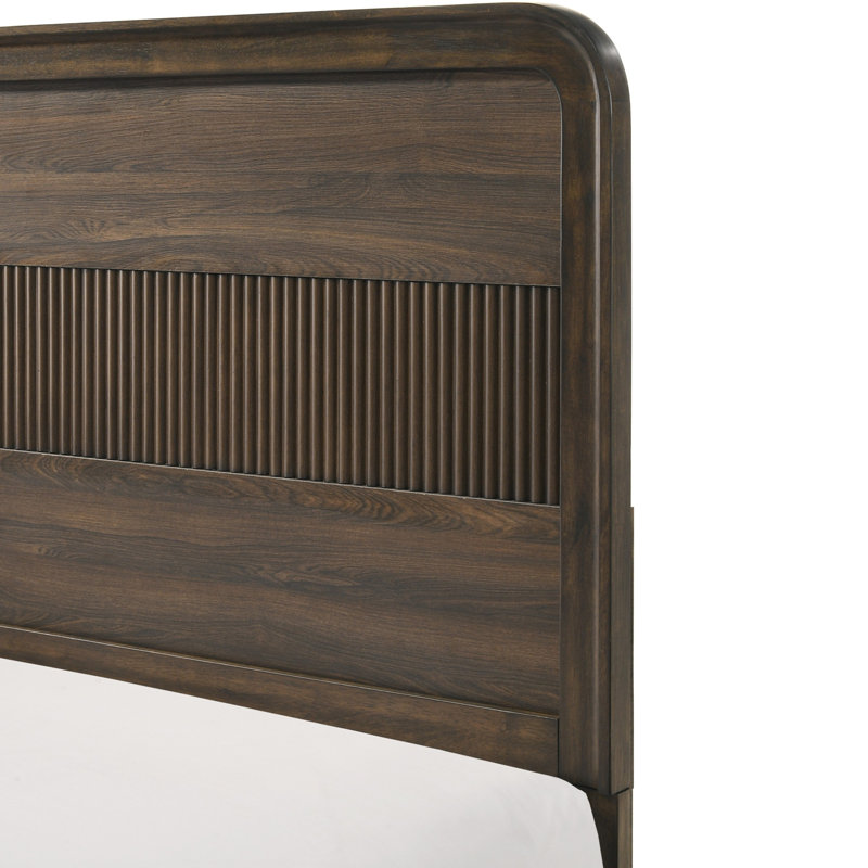 Ensemble de chambre 3 pièces de style Mid-Century : lit et 2 tables de chevet. Bords arrondis, lignes épurées, fini bois chaud, couleur marron.