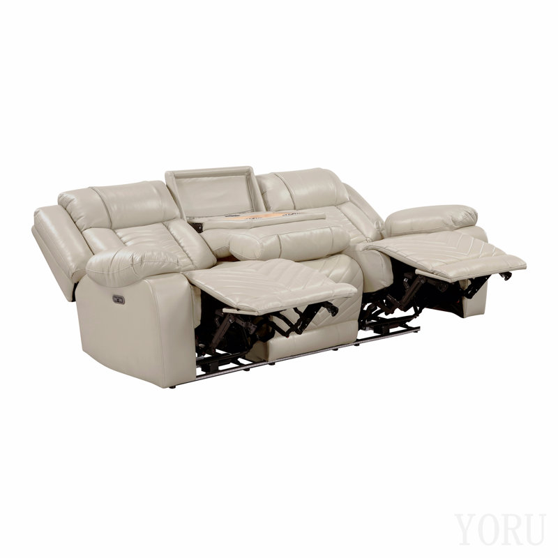 Canapé inclinable électrique de luxe beige avec porte-gobelets, chargeur sans fil, éclairage DEL et ports de chargement. Meuble haut de gamme en similicuir. Sofa trois places.