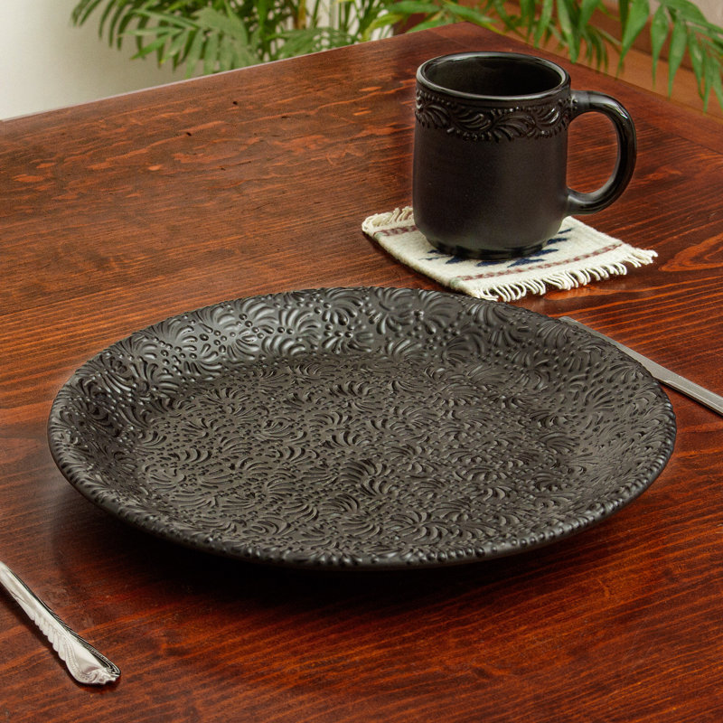 Assiette plate en céramique Red Barrel Studio® Minuit dans Puebla