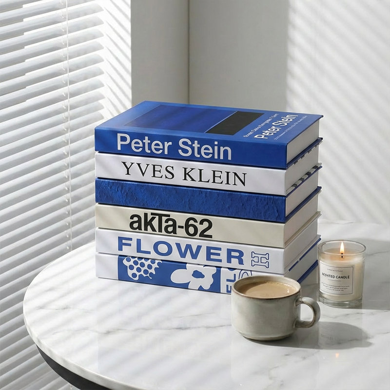 Ensemble de 7 livres d'art moderne bleu Klein