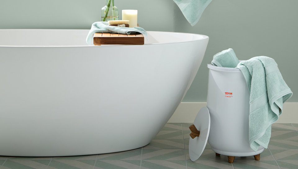 Baignoire autoportante et un chauffe-serviettes VEVOR avec des serviettes vert menthe.