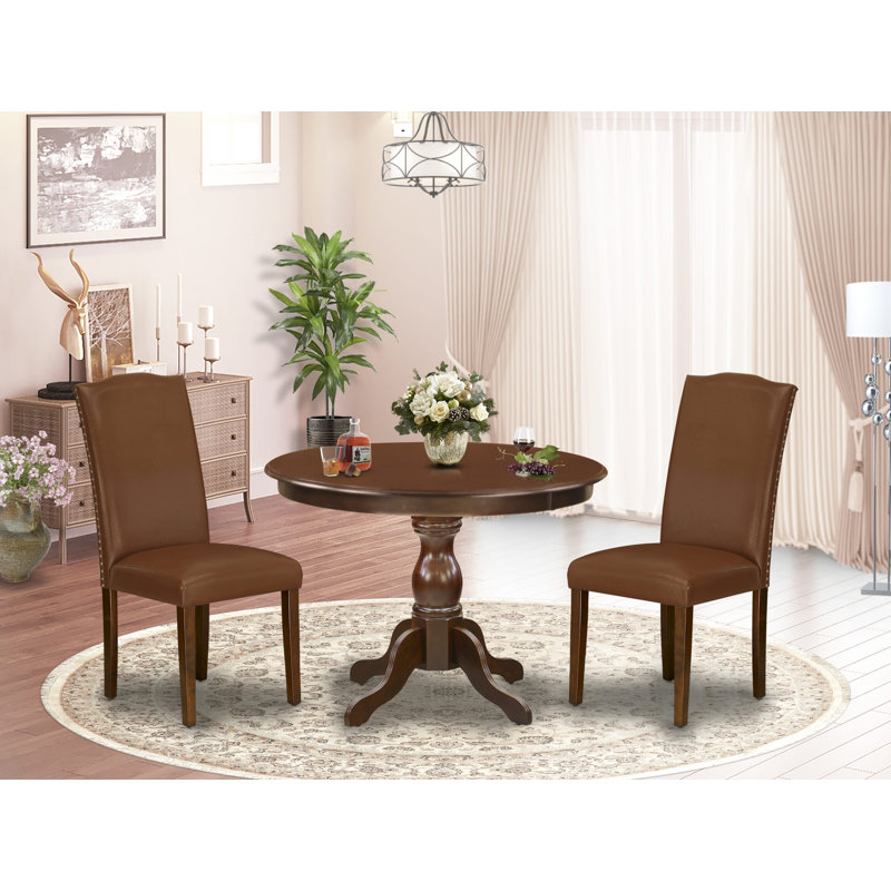 L'ensemble de table de salle à manger 3 pièces comprend une table de cuisine ronde avec piédestal et 2 chaises de salle à manger Parsons en similicuir brun, acajou