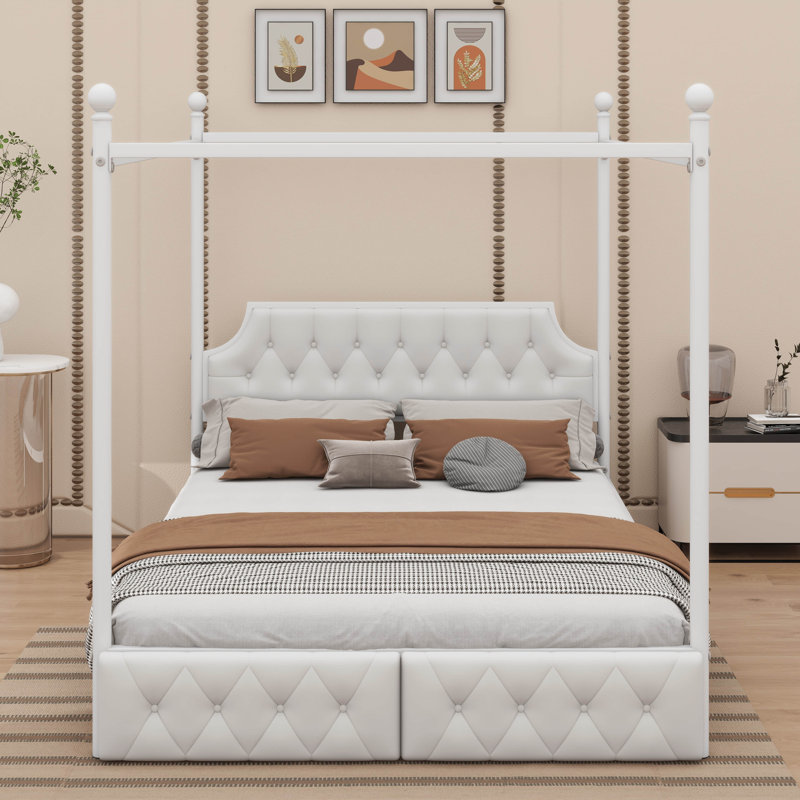 Un grand lit plateforme à baldaquin en métal avec une tête de lit tapissier et deux tiroirs de rangement pratiques