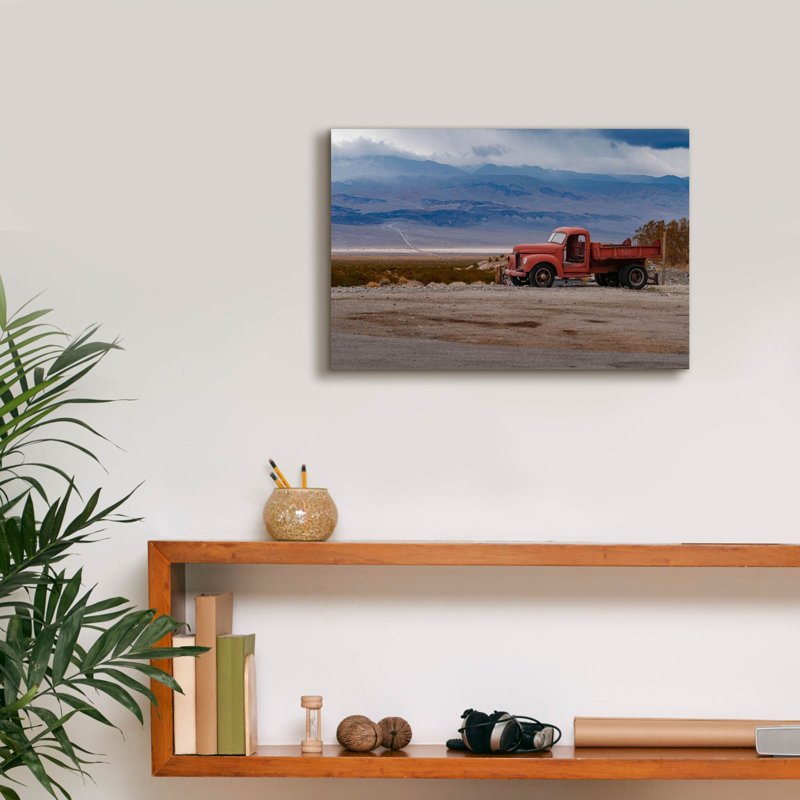  Art mural en toile «Camion rouge dans la vallée de la mort» par Epic Portfolio, 18 po x 12 po, H 12 po x l 18 po