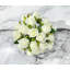 Roses avec fleurs artificielles dans un vase