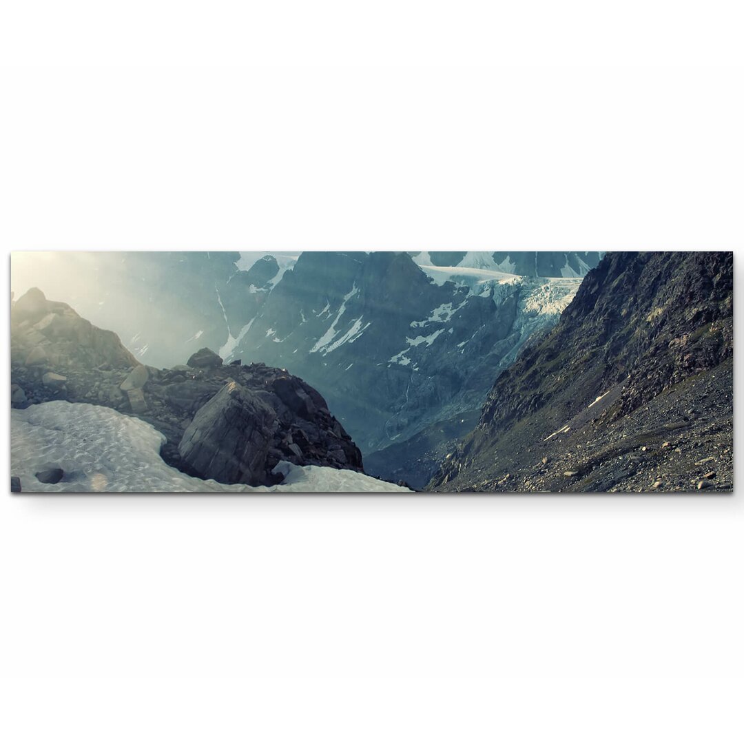 Leinwandbild Bergsee mit hohen Berggipfeln