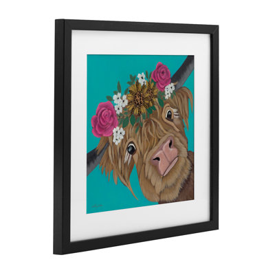 Joyeux bovin avec couronne de fleurs, reproduction encadrée sous verre, design par Ashley Justice