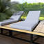 Méridienne d'extérieur en bois avec dossier réglable à 5 positions, structure robuste et chaise longue avec table d'appoint-400646255