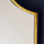 Élégant miroir mural avec cadre en acier inoxydable et verre trempé qui ajoute une touche de glamour à tout espace