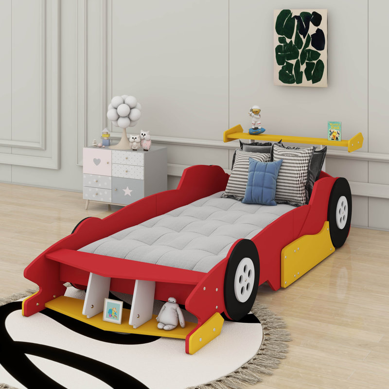 Lit plateforme en forme de voiture de course avec roues, structure de lit de voiture de course simple en bois avec tablettes de rangement et rails