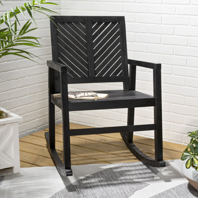 Chaise berçante d'extérieur en bois d'acacia massif à chevrons Ned Farmhouse