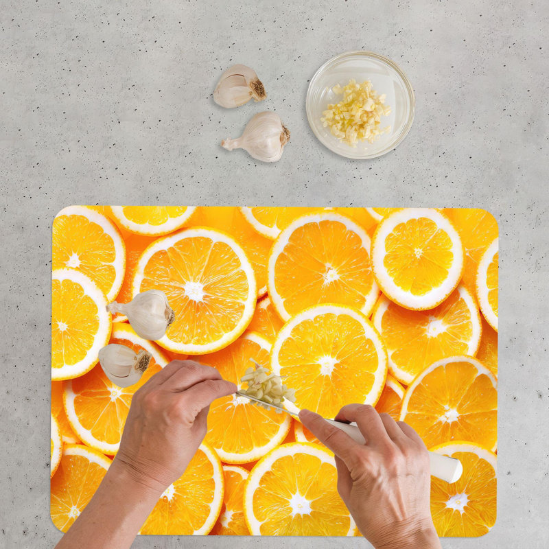 Planche à découper vibrante en verre orange avec un thème de conception moderne, idéale pour servir des fruits dans une cuisine personnalisée