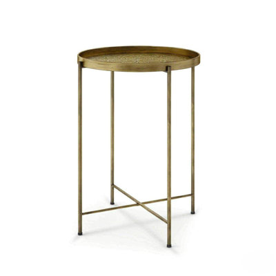 Table d'appoint ronde avec plateau en métal martelé à motif floral en relief, finition or antique, idéale pour la décoration de la chambre ou du salon.