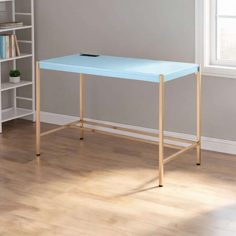 Bureau d'écriture de 42,5 pouces avec base ouverte dorée et plateau ultrabrillant bleu pâle, port USB intégré et prise de courant