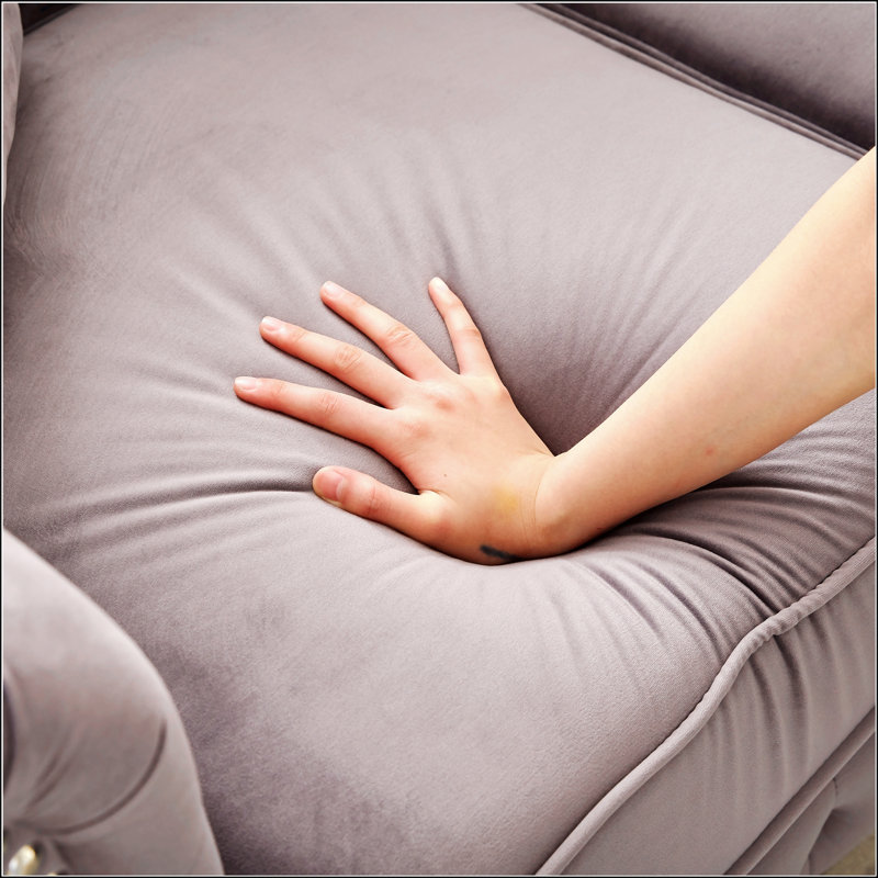 Luxueux canapé Chesterfield en velours avec capitonnage à boutons et garniture cloutée, parfait pour les salons modernes et élégants.