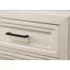 Commode contemporaine à quatre tiroirs avec un design géométrique et une finition blanc cassé, parfaite pour les solutions de rangement modernes