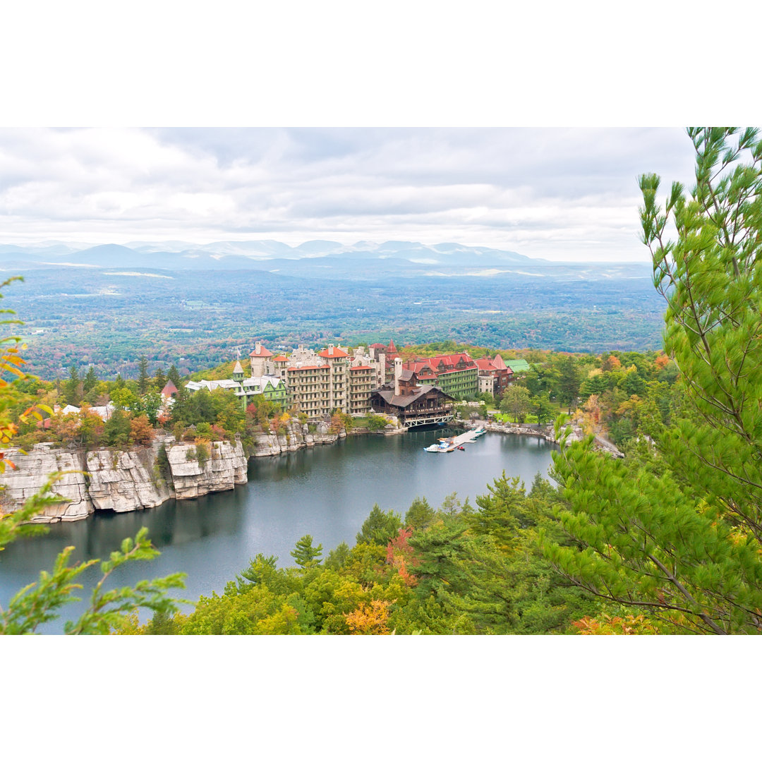 Leinwandbild Blick auf das Mohonk Mountain House vom Hügel jenseits des Flusses