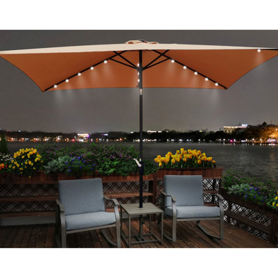 Parasol rectangulaire 10 pi x 6,5 pi avec énergie solaire. Auvent, manivelle simple et inclinable. Pour le jardin, la cour arrière, la piscine. Poteau noir